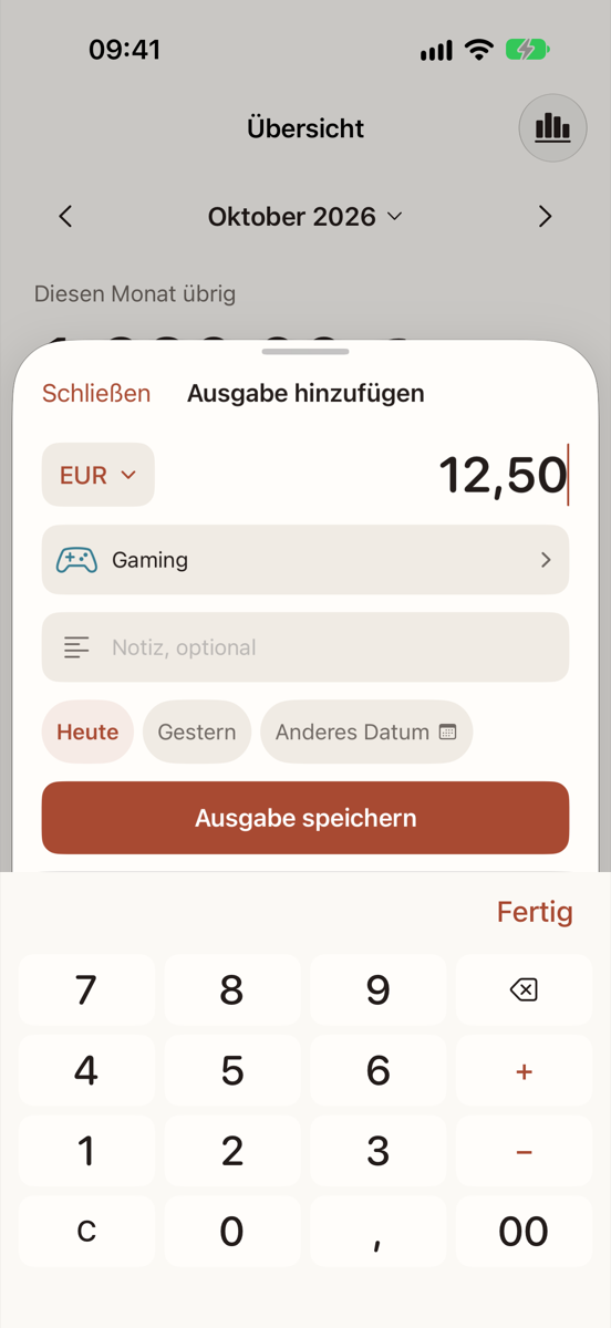 Das Blatt „Ausgabe hinzufügen“ über der Übersicht: Währungsauswahl, Betrag, Kategorie, optionale Notiz, die Auswahl Heute, Gestern und Anderes Datum, ein Knopf „Ausgabe speichern“ und eine Rechner-Tastatur mit Plus- und Minus-Taste.